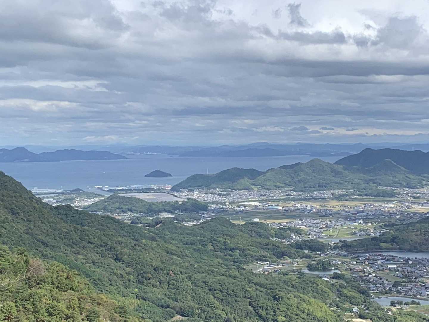 遠くに瀬戸大橋も見えます。今日は、空気が澄んでいるのでしょうね✨