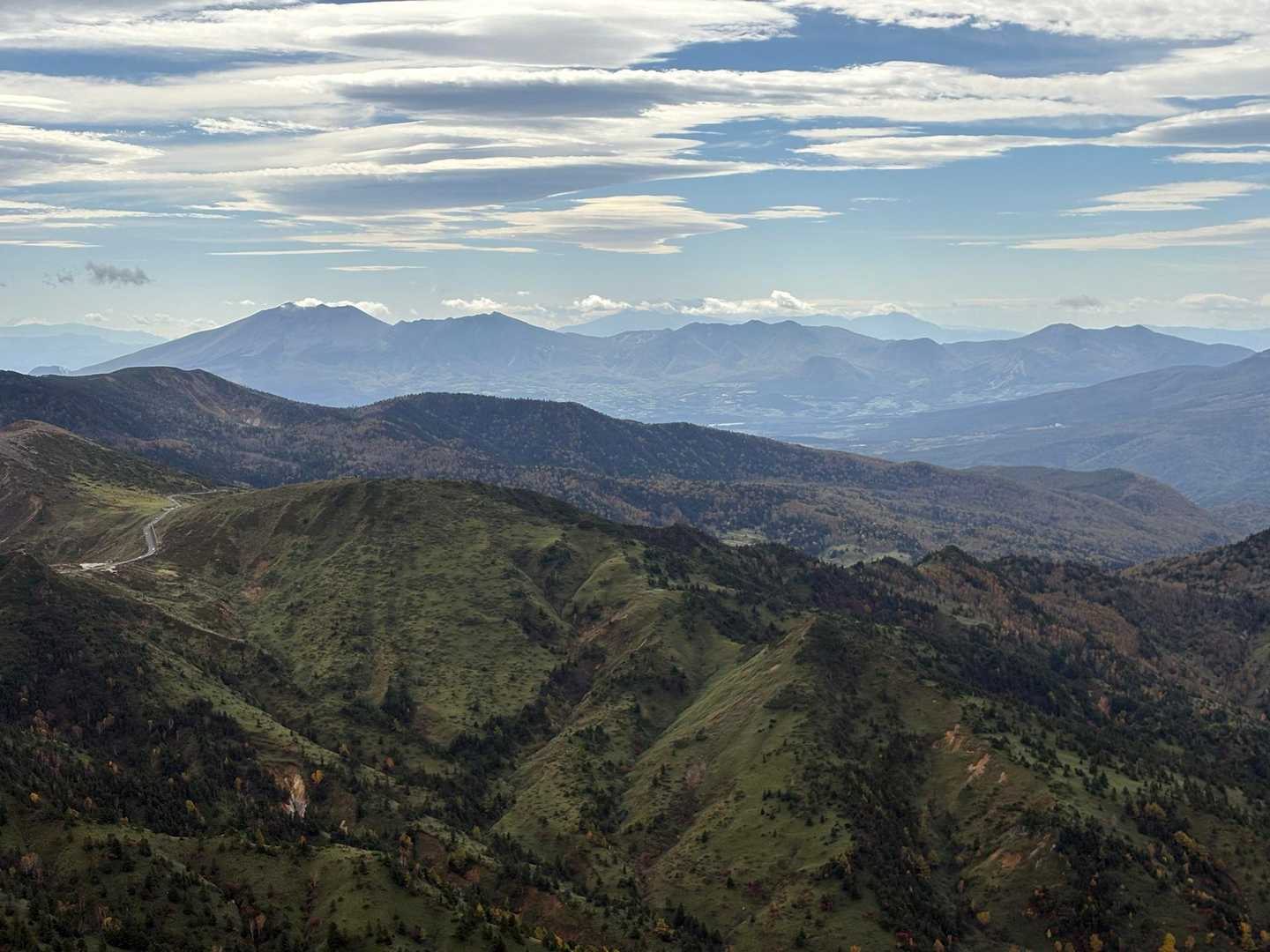 浅間山ー黒斑山、奥に薄っすら八ヶ岳連峰⛰️