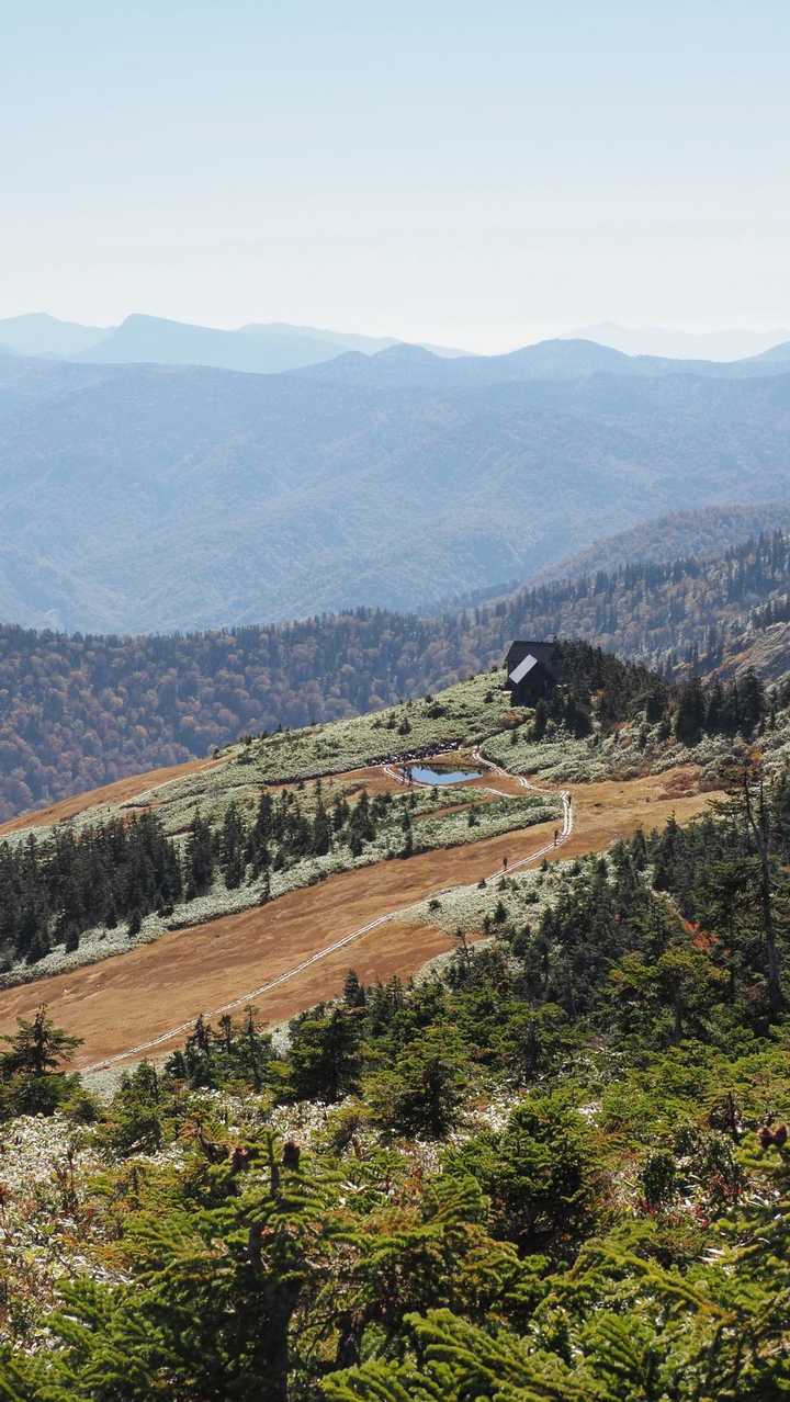 会津駒ヶ岳・中門岳、草紅葉広がる稜線へ の写真 10