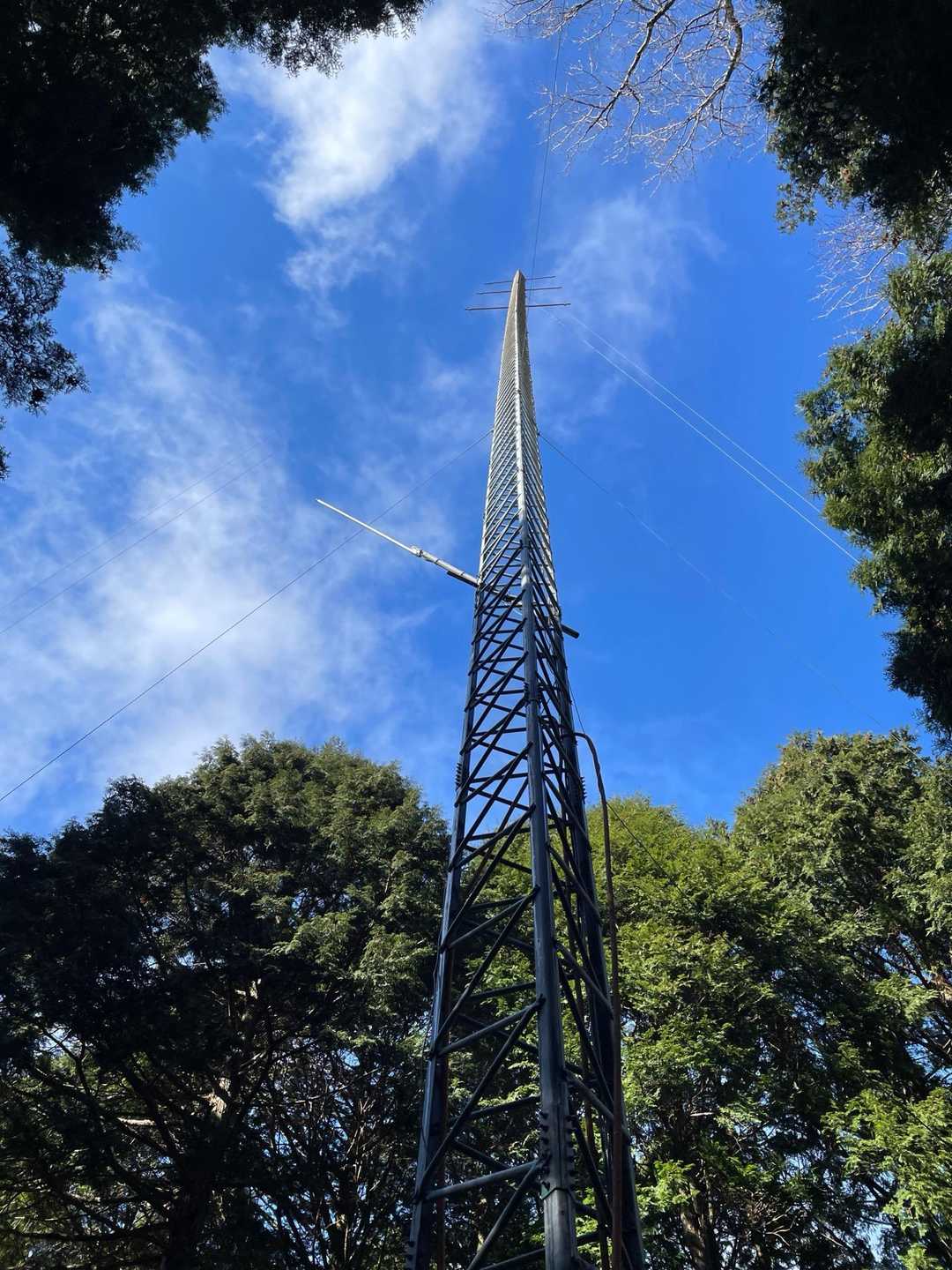 青空に突き刺す鉄塔

この日、天気は短時間で変わっていくのであった…
