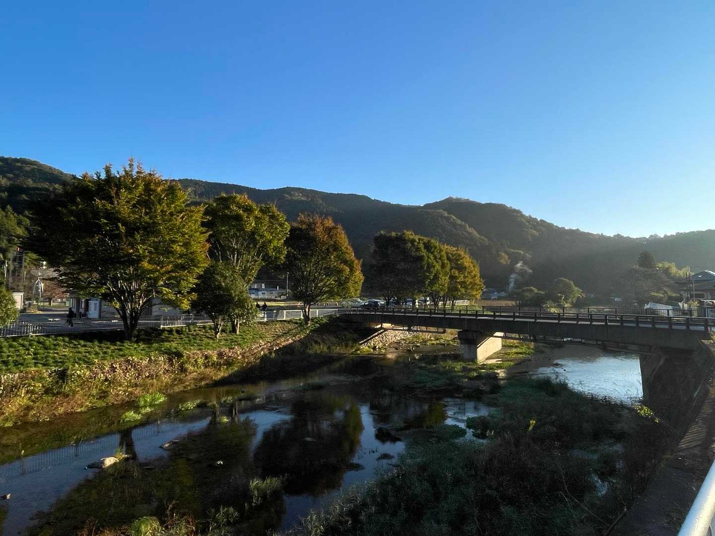 ひんやりとした空気の中で登山スタート。
朝から地元の消防団のみなさまが演習をしていました。