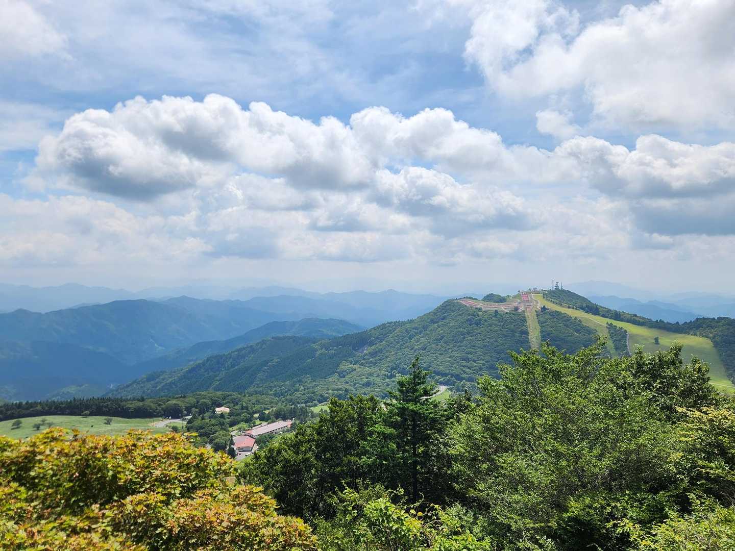 展望台からは萩太郎山や高原全体が見えます。
