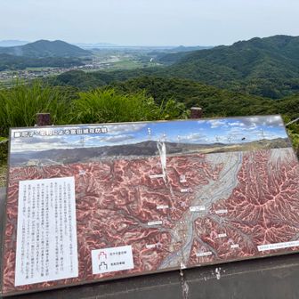 1565年〜1566年　毛利元就が尼子氏を攻めた『第二次 月山富田城の戦い』
私たちは、御子守口から来たのかな？

それにしても毛利方…えげつないくらいの包囲網。
確か、兵糧攻めをしたのですよね。
この山城を歩いてみると、自陣には損傷少なく、相手方への甚大な被害…必勝の戦法だとは思いますが、人道上問題あると思う😑
そもそも戦さに義などないのか？色々考えちゃいました。
尼子氏はこの戦で滅び、物悲しさが漂います。