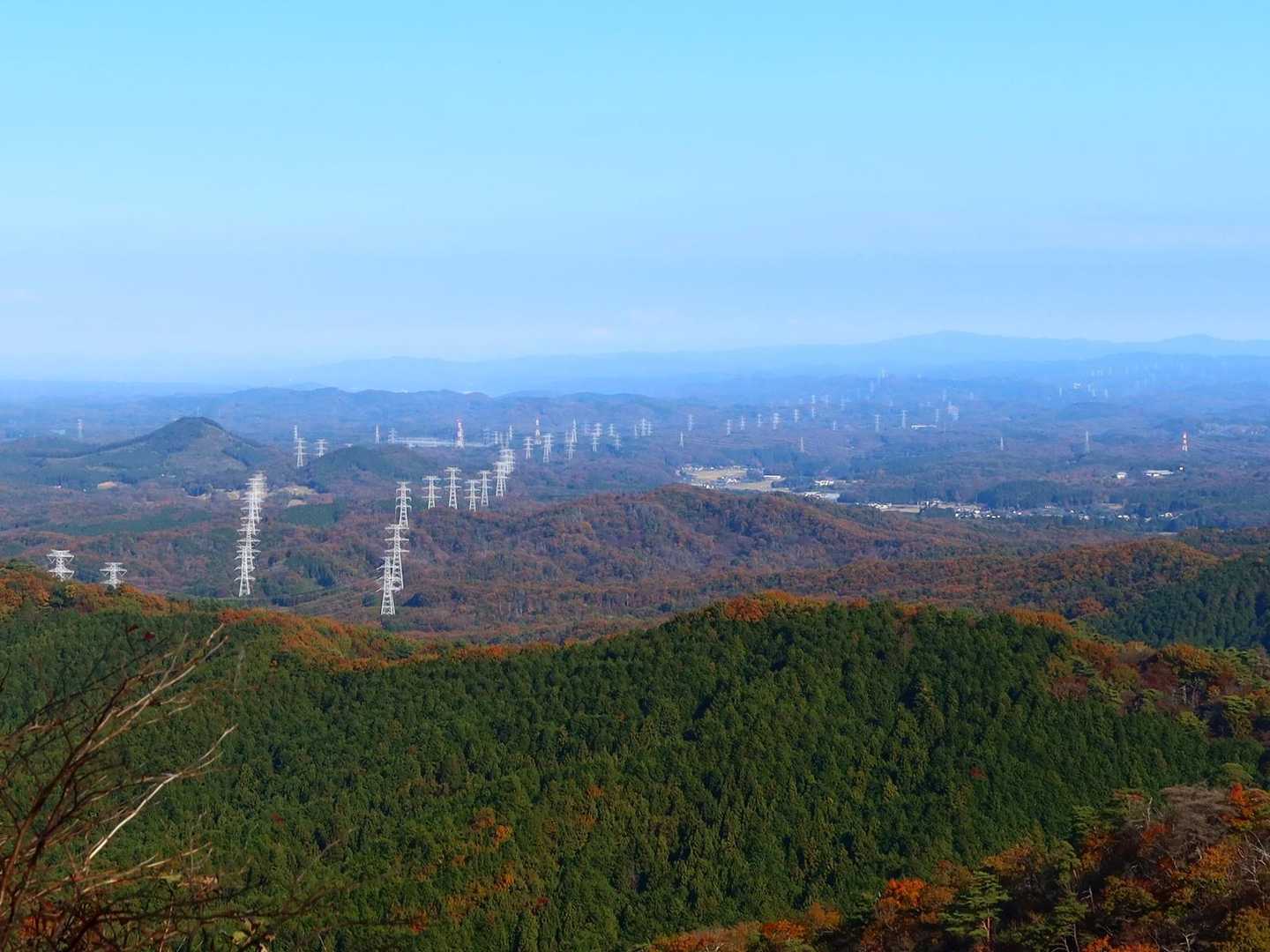 送電線の鉄塔がドミノのよう