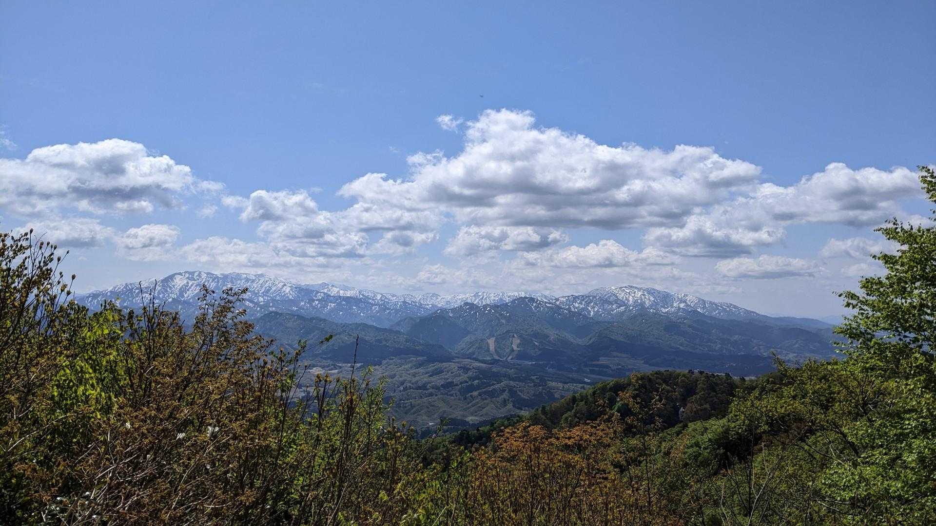 飯豊連峰
本山と大日岳付近は雲の中。