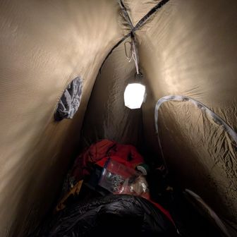クソ寒いテント内
気温恐らくマイナス15℃以下
ダブルウォール暖かいって言ってたやつ誰じゃ！笑