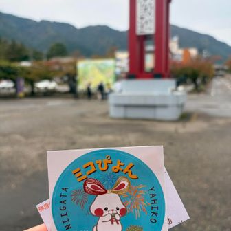 駅にたくさんの人がいてシール貰いました✨