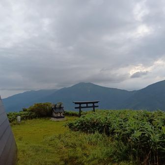 3日目、清水峠白崩避難小屋。
日の出の時刻です。
柄沢山〜檜倉山。