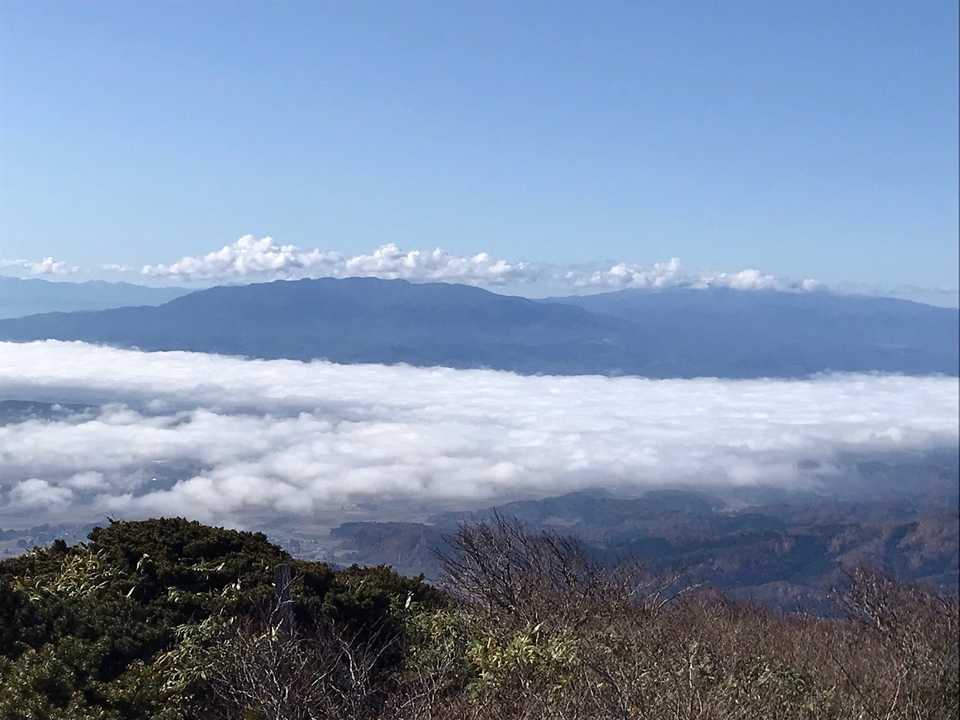 雲海の向こうに月山⛰