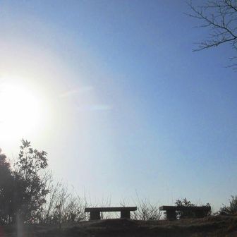 誰にも逢わず東の峰　　　　　　　　　
ここまでは普通のハイキング風景だったが