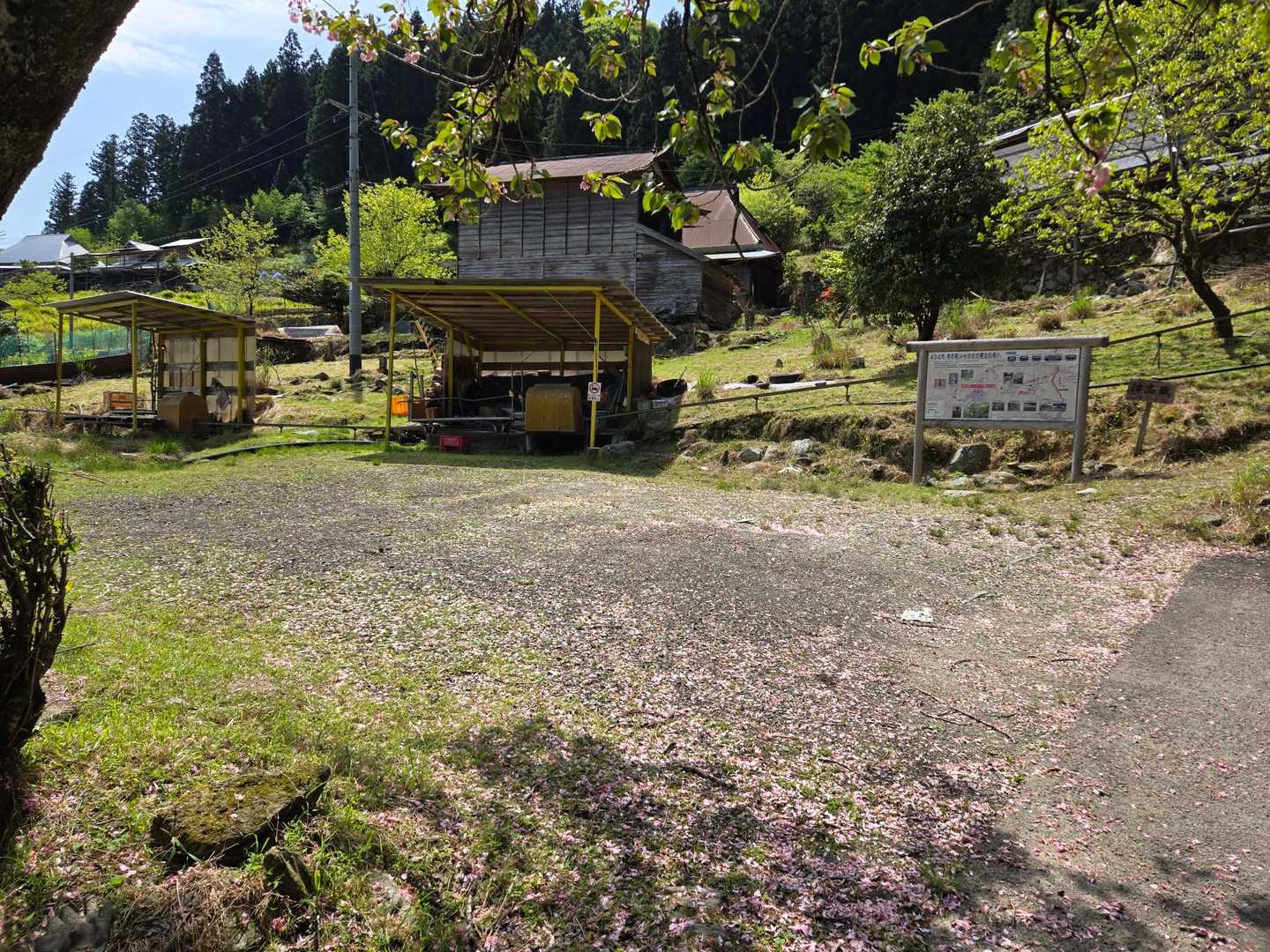 登山口にある空地です。