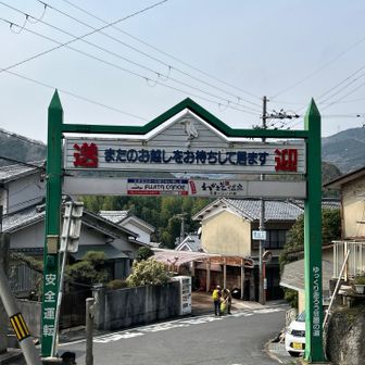 笠置山登山口へ戻ってきた。
右へ曲がる。