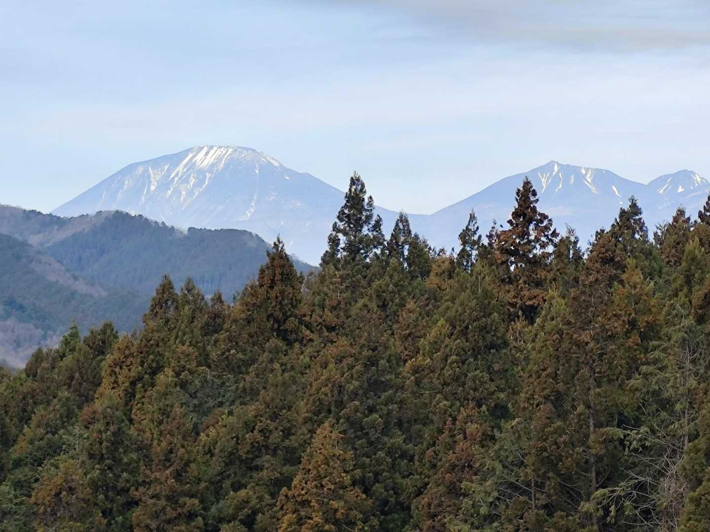 管理棟上部にあるあずまやから男体山🙄晴れてはいるものの霞んでいます