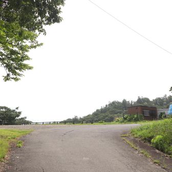 スタート地点の御成山ジャンプ場（おなりやま）駐車場は砂利敷きですが、車１０数台は停められます