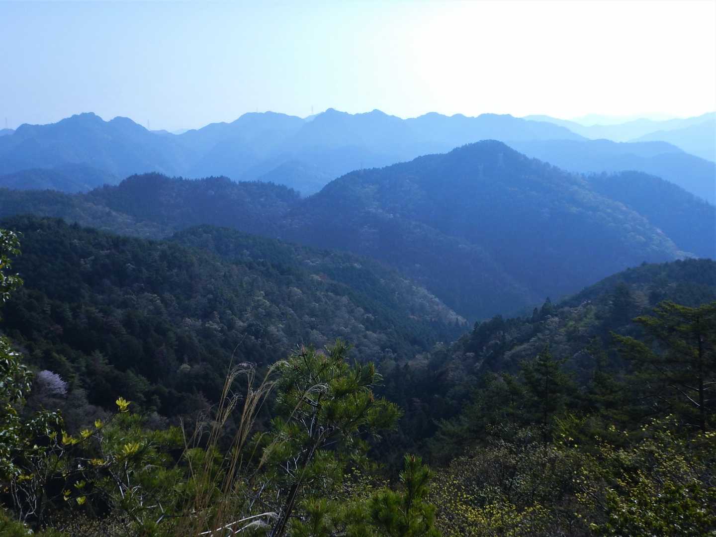 岩場の上から東の山並み