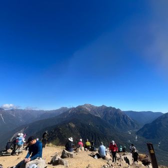 周りを見れば、穂高連峰が見えます
ここからピストンで下山します
