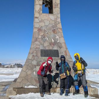 美しの塔。鐘鳴らす。雪装備で皆覆面。