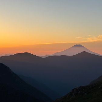 南は富士山が近い
火口の凹みまではっきりみえる