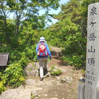 山頂の先の展望所へ