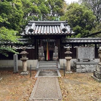 御祭神　伯太彦命　廣國押武金日命

伯太彦命（はくたひこ の みこと）
古代の渡来系豪族「田辺氏（田辺史）」の祖神
10代崇神天皇の皇子・豊城入彦命の四世孫である大荒田別命の子孫（努賀君）とも伝えられまつ。

廣國押武金日命（ひろくにおしたけかなひのみこと）は、記紀（日本書紀・古事記）における第27代・安閑天皇の和風諡号（わふうしごう）でつ。

26代継体天皇の第1皇子で、即位期間は短く534年から536年頃とされ、各地に屯倉（みやけ）を設置したことで知られまつ。