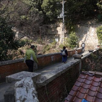 「砂子橋（いさごばし）」。布引谷の水を北野浄水場と奥平野浄水場へ送水する導水管を渡すために、明治時代に造られた石造アーチ橋。1900（明治33）年竣工（国指定重要文化財）。ちなみに、この辺りは断層の巣らしい。