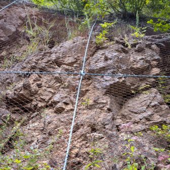 アカノラ山
緑石岩が風化により赤褐色に見える