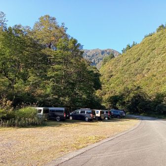 飯豊山荘駐車場には30台ほどのスペースがあり、先行車は15台位。
丸森尾根、梶川尾根、ダイグラ尾根への出発地点です。ガイドブックで紹介されている石転び沢は雪渓が消えており、登る方はいないようです。