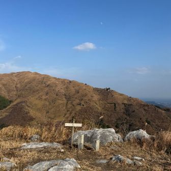 風神山三角点🔼青空と月🌕のコラボ💙