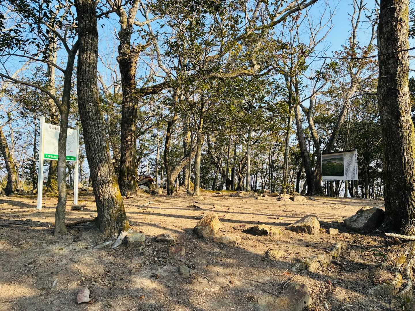 本丸跡…かなり広め。今でこそ、樹木🌳に覆われていますが、城🏯があったころは、360°見渡せたと思われます。