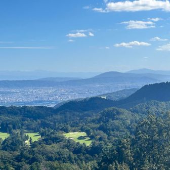 八経ヶ岳の山塊がうっすら🤩
右に生駒山、金剛山も

ほんまたまらん絶景です✨