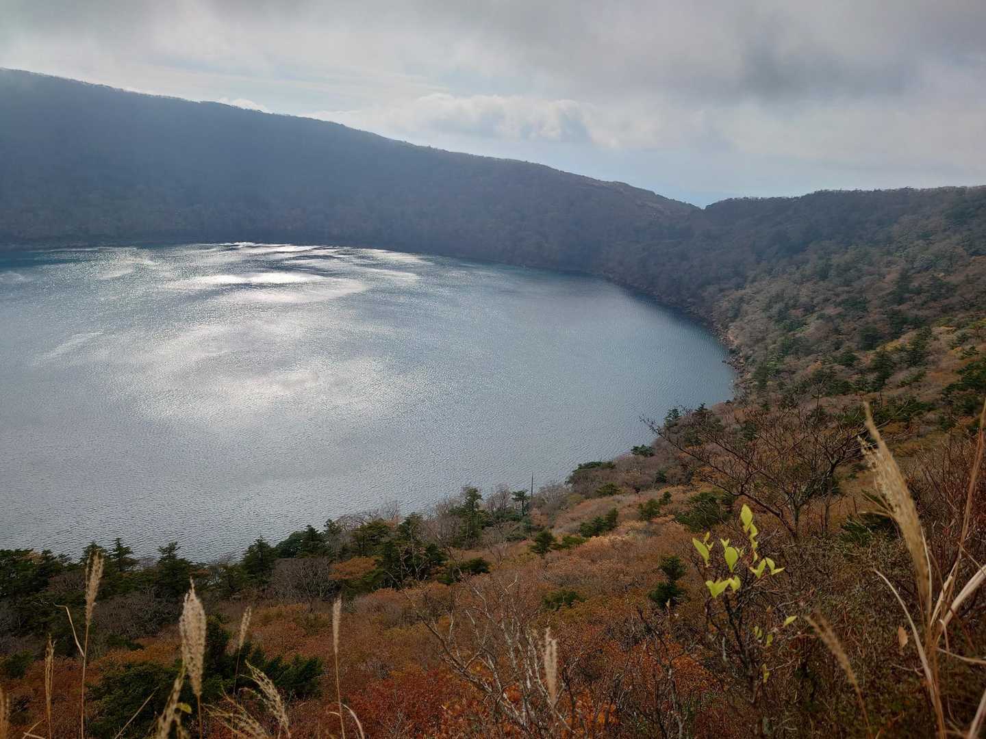 手前側はまだ紅葉が見られ、がんばって歩いてきたご褒美になりました😊