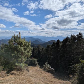 山頂からは県境の山々が一望できる。