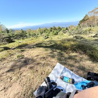 展望広場の日蔭で白山を眺めながら昼食。汗冷えで、バナナを食べると、口の中に冷気を感じてくしゃみを連発。昼食を途中で止めた。日蔭を選んだのは誤算だったようだ。