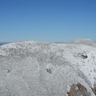 1900m峰とその先に三本槍岳