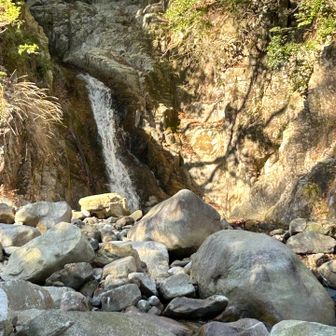 橋から見れる滝😍

　夏は、、この川でクールダウン、って
　　　夏は無理😓