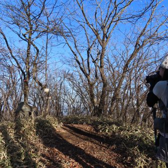 着いたー、三ッ峰山山頂‼️「ツイター」。。。何か温度差を感じるなぁ（汗）。しかし、まだ明るいけどビビリの俺は不安になってきた（汗）