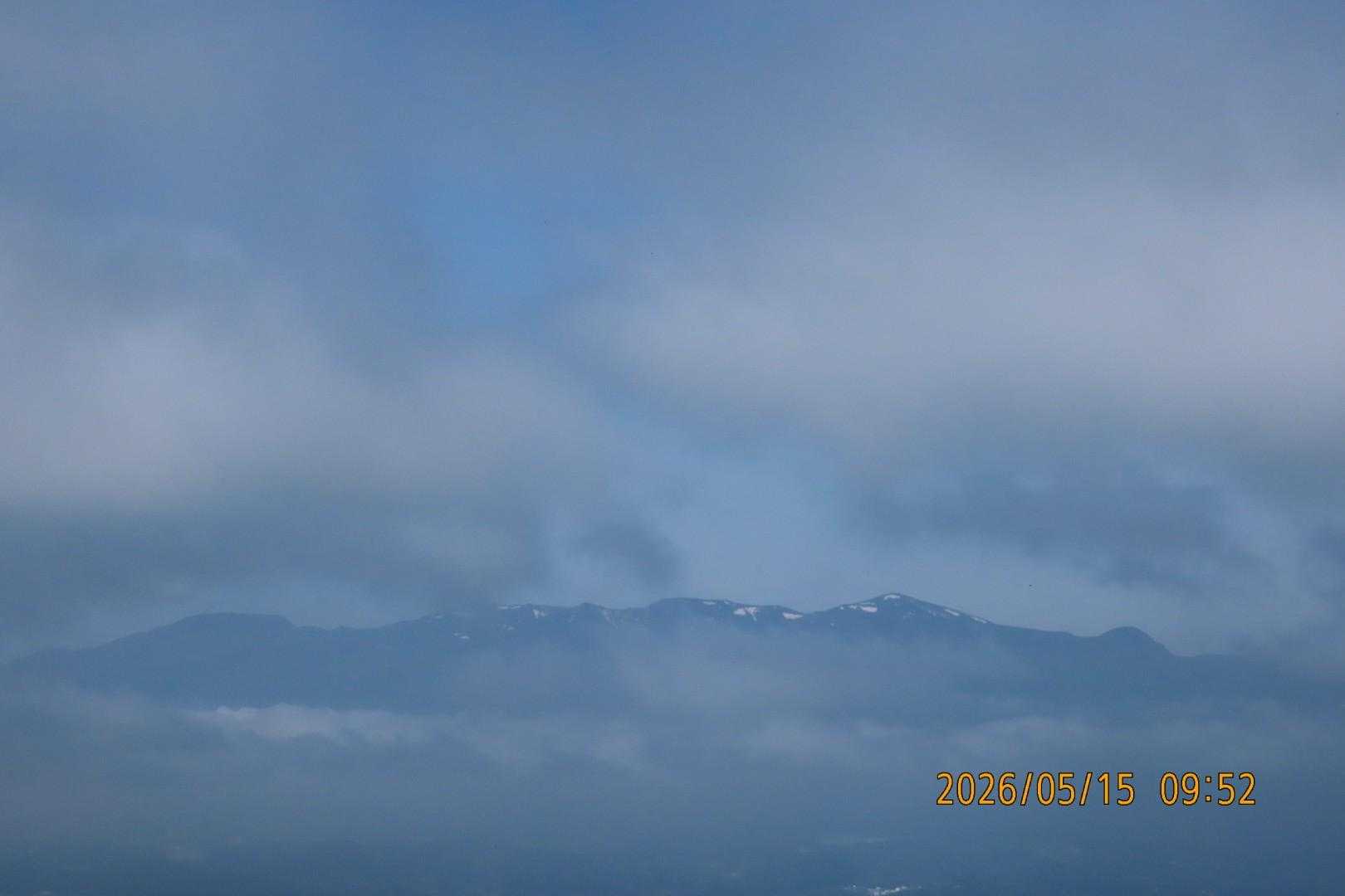 見晴らし抜群ですが、まだ霞がかかっています☁️