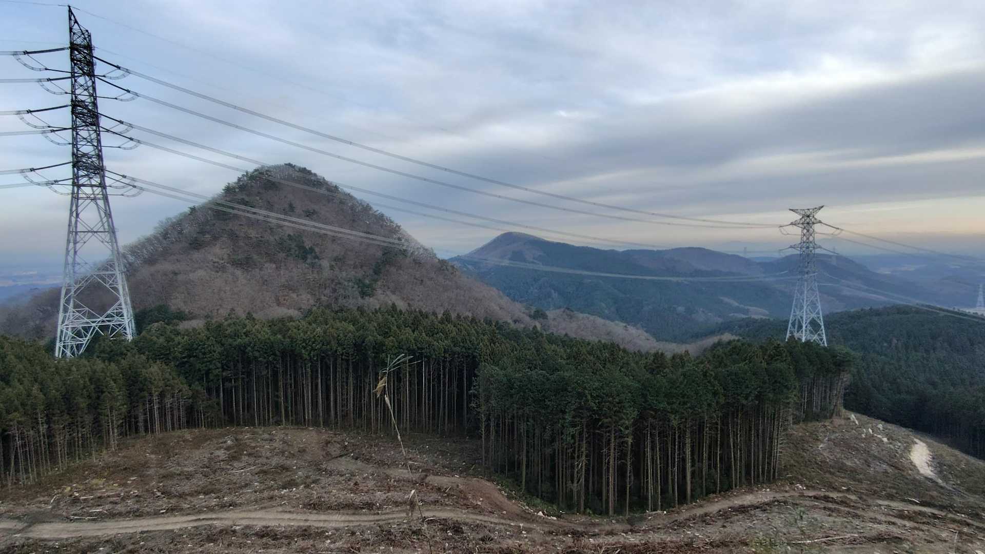 目の前に飯盛山が現れました。
そしてその奥には富谷連峰以南の山々が連なっています。
ちなみに、篠井富屋連峰の主要な山は榛名山、男山、本山、飯盛山となります。
一方、富屋連峰の主要な山は高舘山、黒戸山、鬼山、兜山、笠松山、矢倉山、妙見山となります。
篠井富屋連峰の最高峰は本山の561.6mで、男山（527m）、榛名山（524m）が続きます。
飯盛山は４番目に高い山で501mで、南に行くほど標高は低くなります。