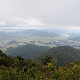 外に出ると、雲がなくなってて越前市街地を見下ろせた👀　この景色見るの久しぶりやなー思って履歴遡ったら、日野山登るの自体1年ちょいぶりやった😇