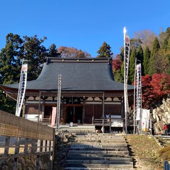 1400年前に聖徳太子により開創された観音正寺
この本堂の左奥から登山道に合流できました。