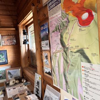 火山館で管理人さんにカモシカの話をたくさん聞かせてもらいました😃
浅間山の山域はカモシカの密度が日本で一番多いらしいです👀近年はニホンジカの影響でカモシカの個体数が減っているそう。
あとは「シカ」と名前に入っているけどウシ科に属するらしくてビックリ！
地図上の、天狗の露地というところにクマが出るそうです🐻