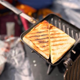 いい具合に焼き色が付きました、中身は見えないけどコールスローです。😋