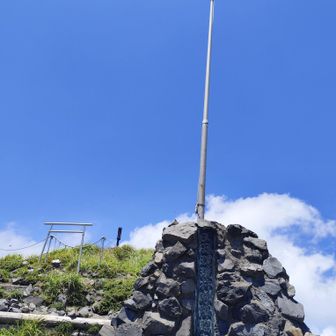 最後の登りは急な上、ザラ場で砂、石が滑りやすくしんどい