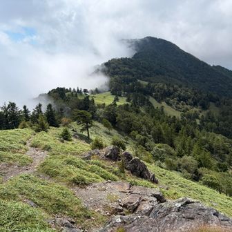 小金沢山に続く稜線