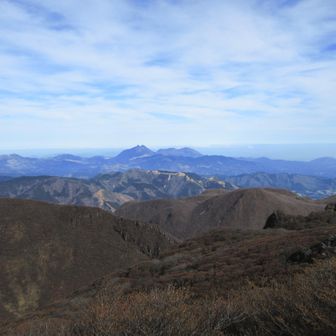 双耳峰の由布岳、鶴見岳。右端の釣鐘状の⛰️は、きっと高崎山🐒