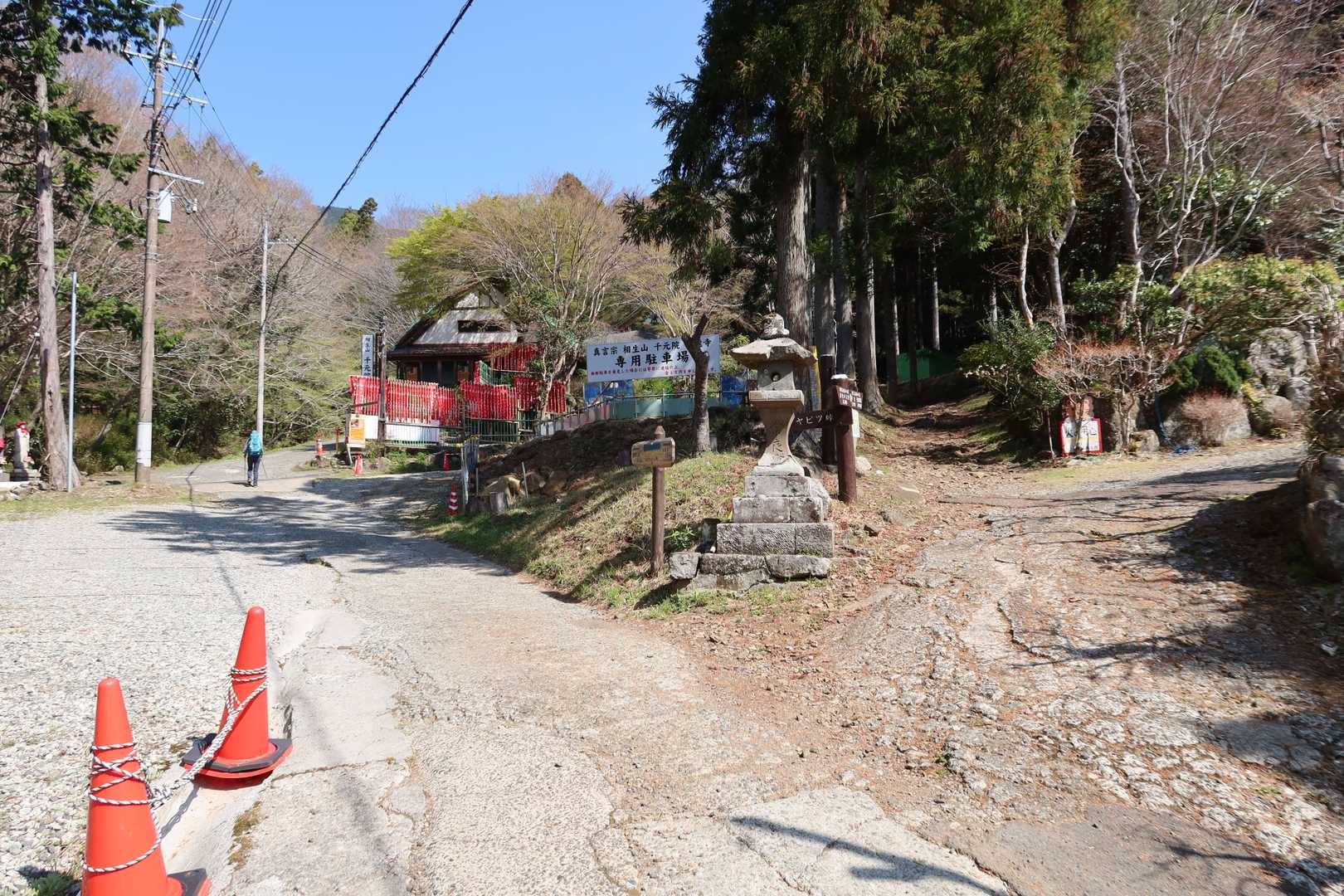 左はヤビツ峠
右は大山ケーブルカー方面
ここは右へ