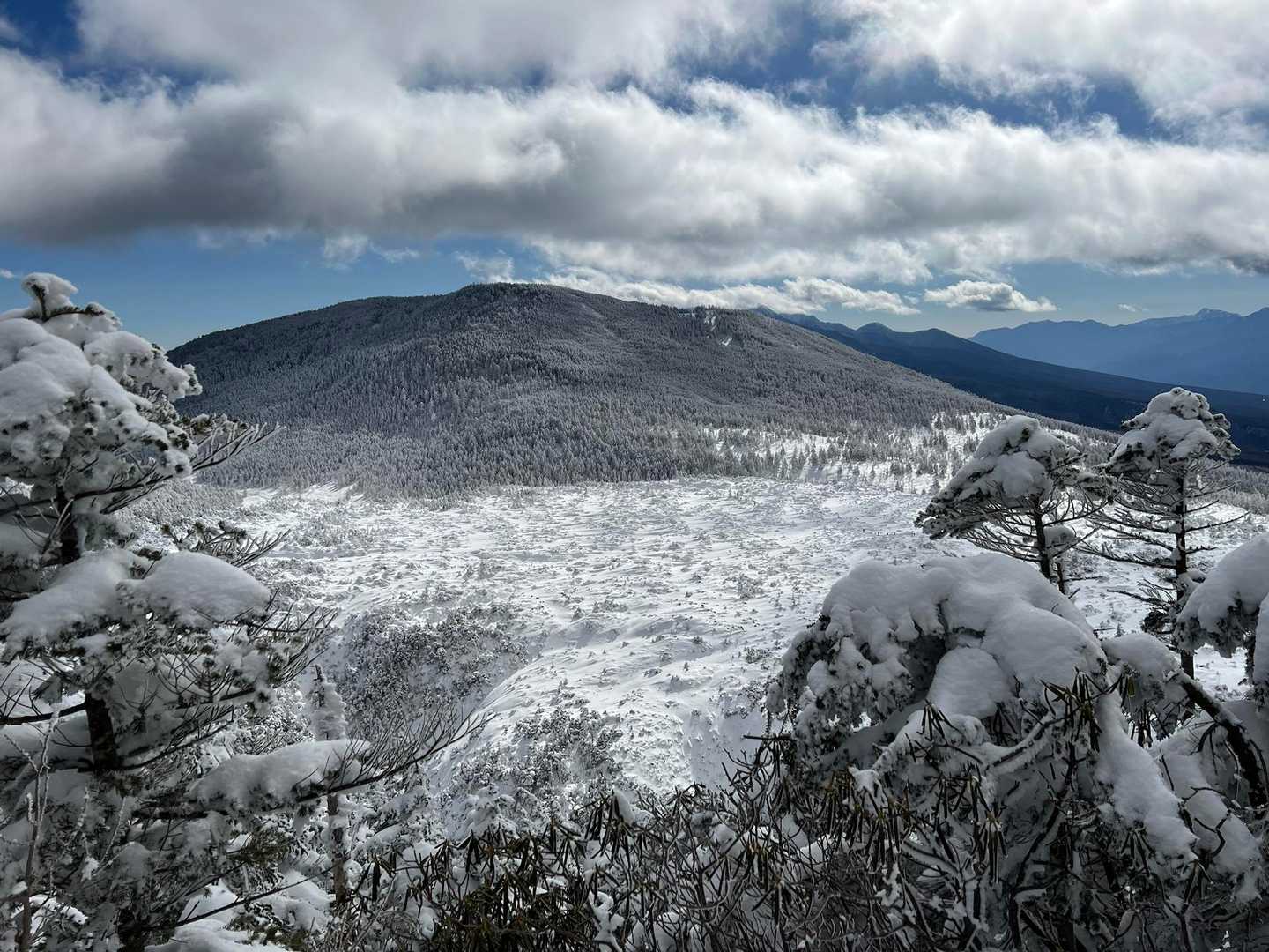 坪庭と目の前は縞枯山？茶臼山かな？？