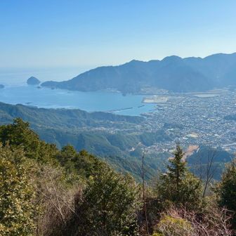 牛の背の岩場からも展望が開きます。