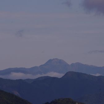 独特の山容は日光白根でしょう。