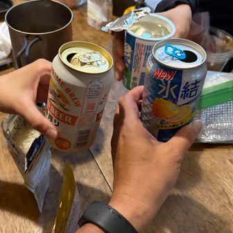 間に合った～
テント組も小屋に食料を持ち込んで炊事室でカンパーイ🍺